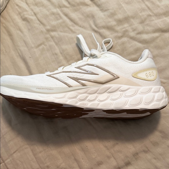 New Balance 680 Fresh Foam Women's White and Gold Running Shoes *No Box* - Picture 1 of 8